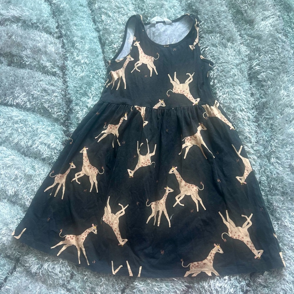 Girls dress by H&M size 8/10 but runs small. It’s charcoal, taupe and brown.